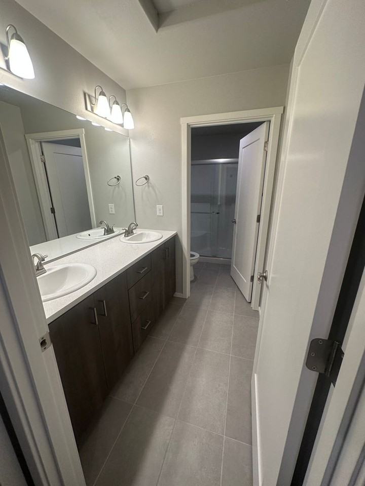 Brand NEW 3 Bedroom 2.5 Bath Townhome w/Washer & Dryer! - Photo 5 of 20