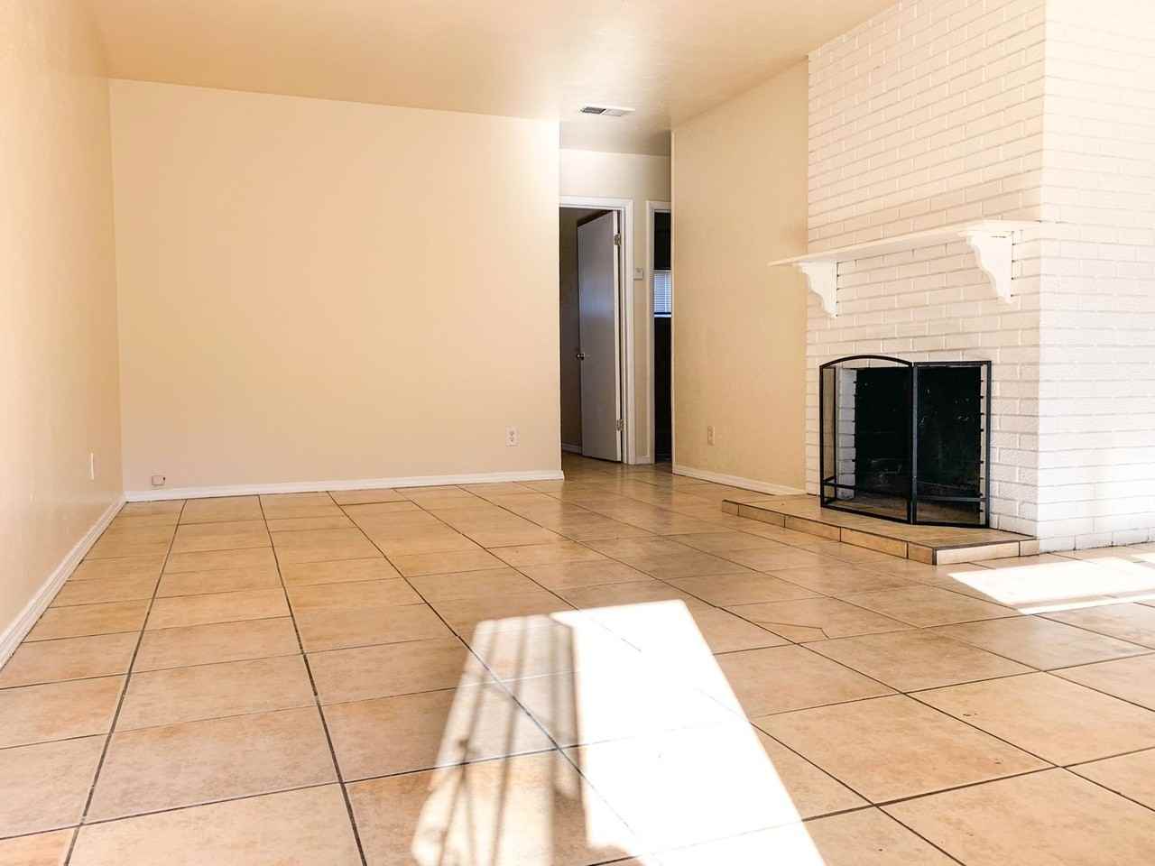 Spacious 2 Bedroom Apartment with Fireplace - Photo 5 of 44