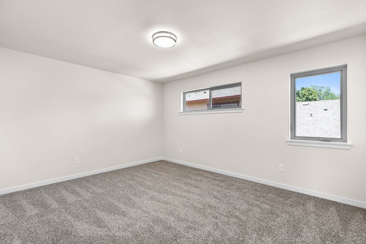 149 SW Deer Street - Photo 3 of 18