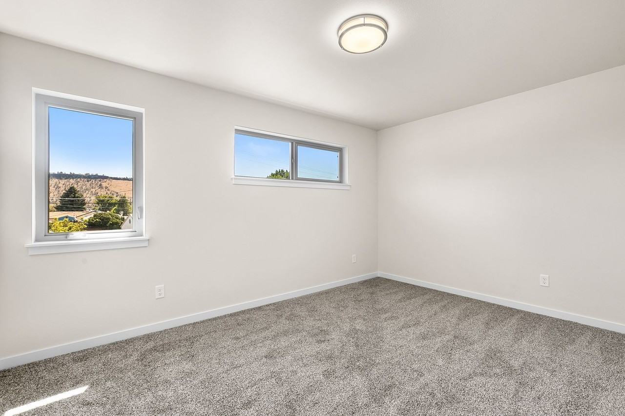 149 SW Deer Street - Photo 6 of 18