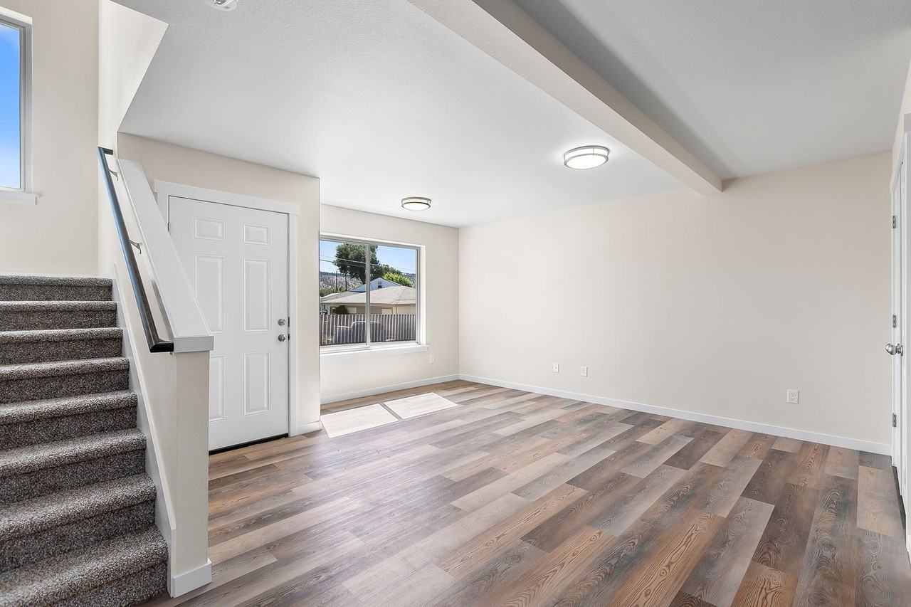 149 SW Deer Street - Photo 2 of 18