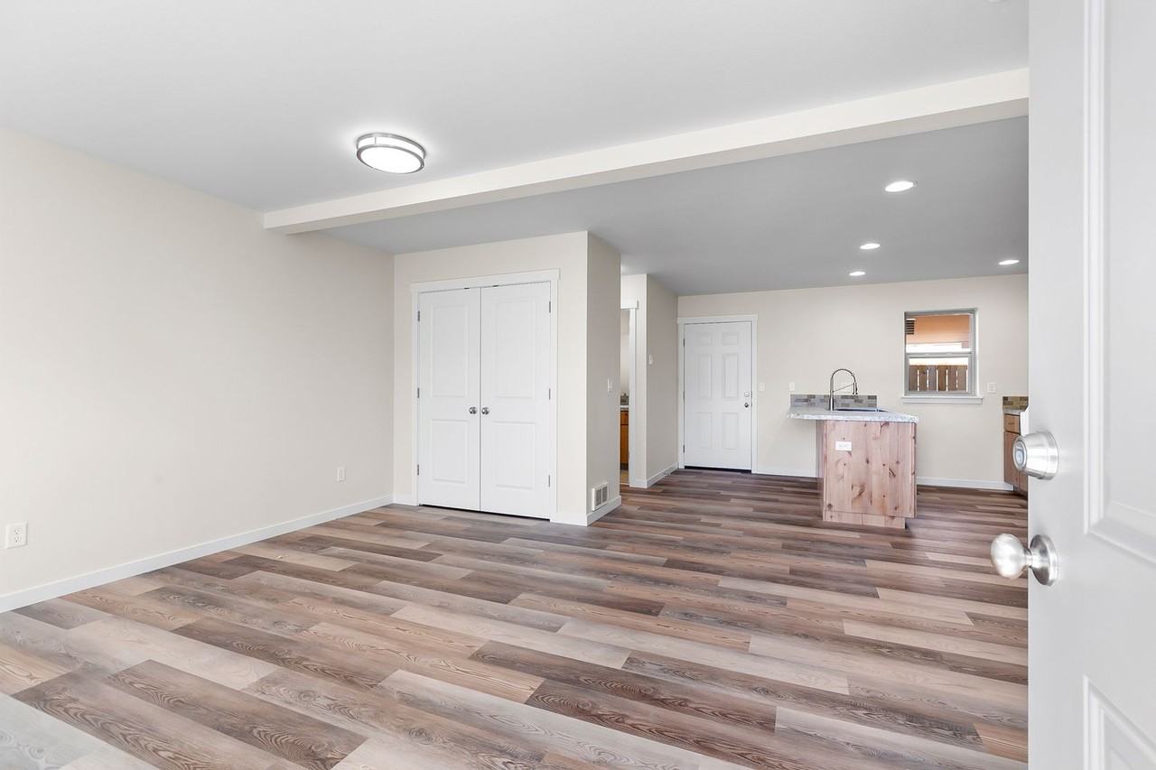149 SW Deer Street - Photo 5 of 18