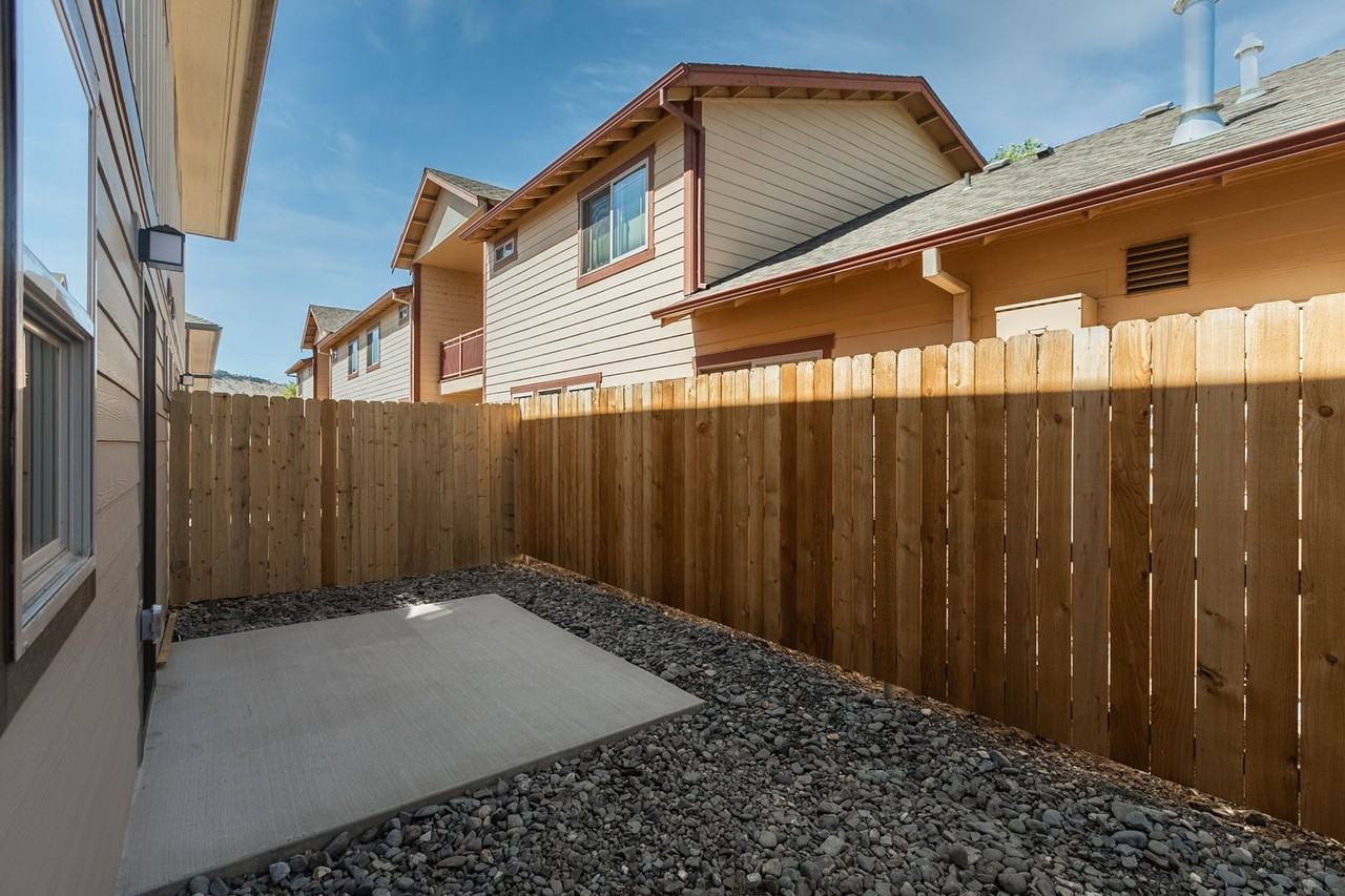 149 SW Deer Street - Photo 3 of 17