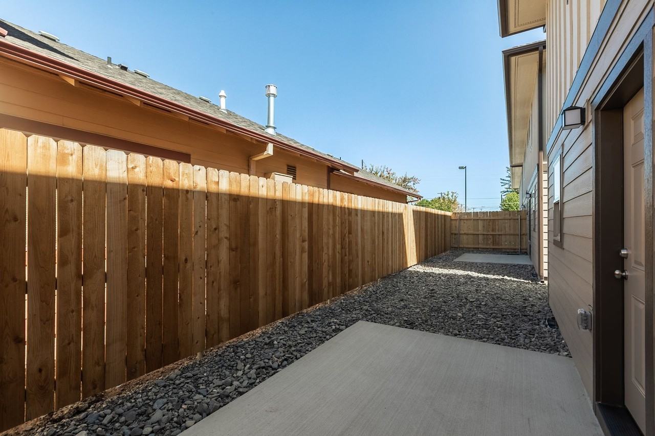 149 SW Deer Street - Photo 4 of 18