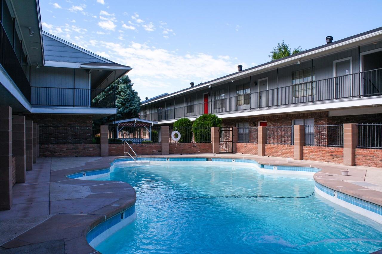 Continental Arms Apartments: Charming Gated Community - Photo 4 of 39