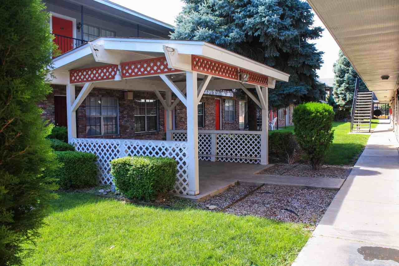 Continental Arms Apartments: Charming Gated Community - Photo 7 of 39