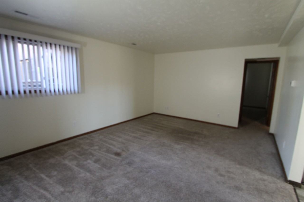 10715 O Street - Photo 3 of 11