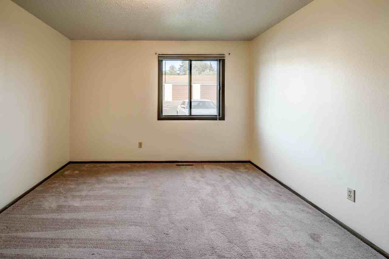 Glacial Manor - Photo 7 of 24