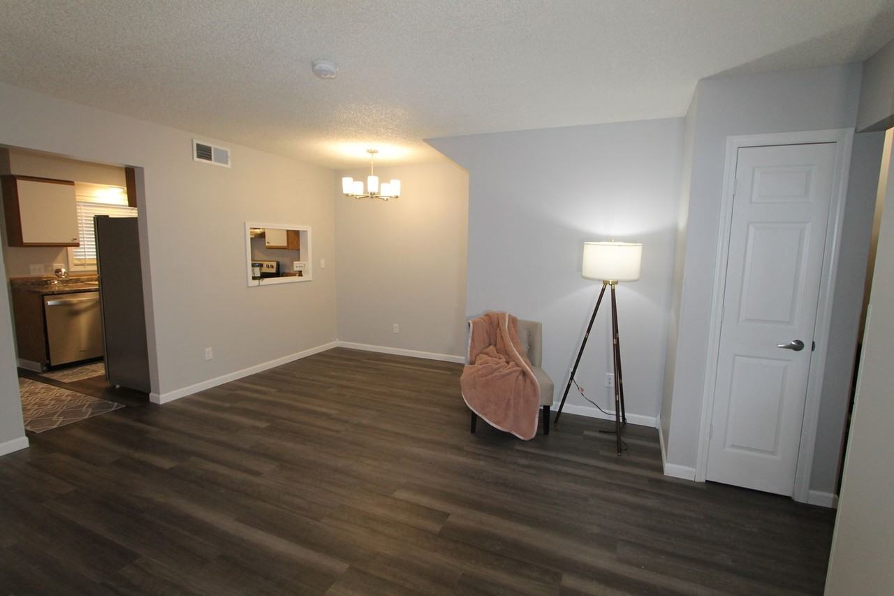 The Warwick of Norfolk.  Now leasing updated 1, 2 bedroom apartments and 3 bedroom townhomes! - Photo 4 of 50