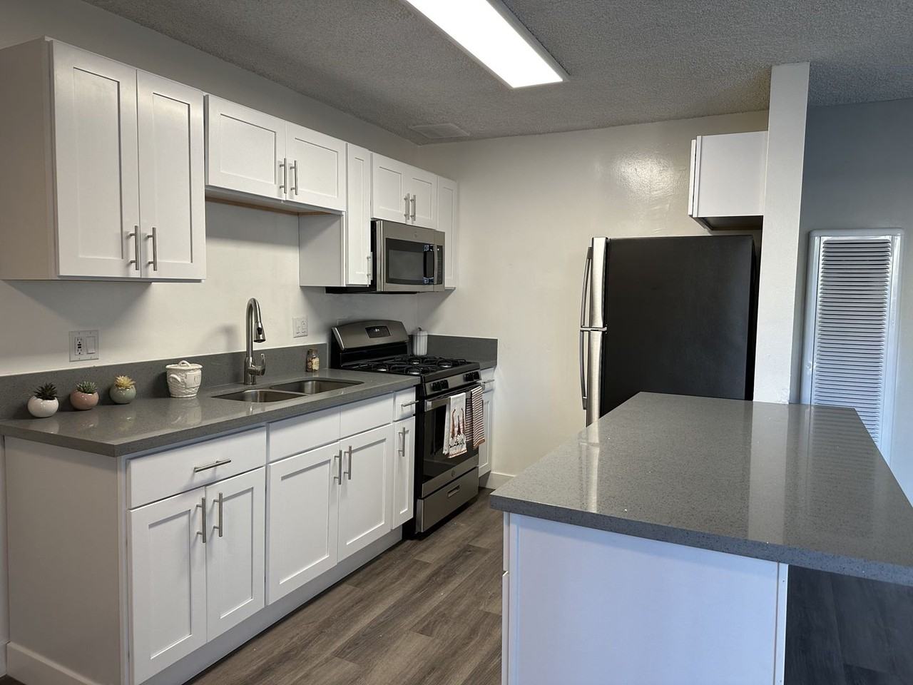 Knolls on Elm Apartments - Photo 7 of 19
