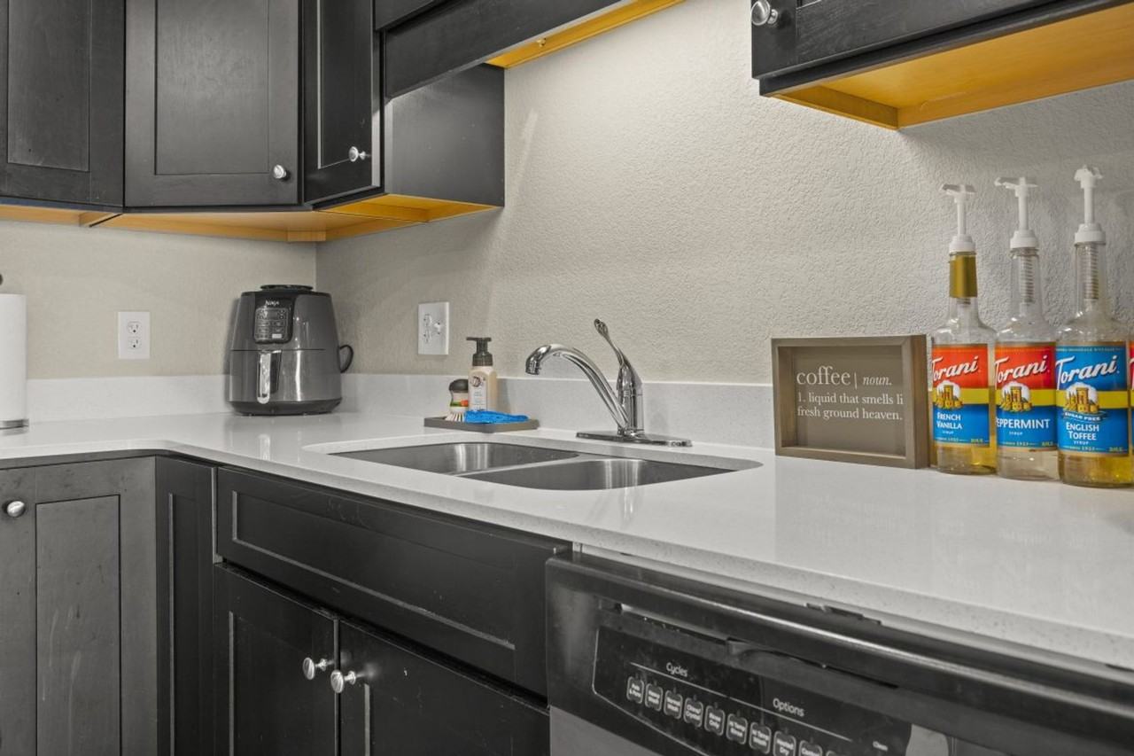 Grand Crossing - Photo 3 of 38