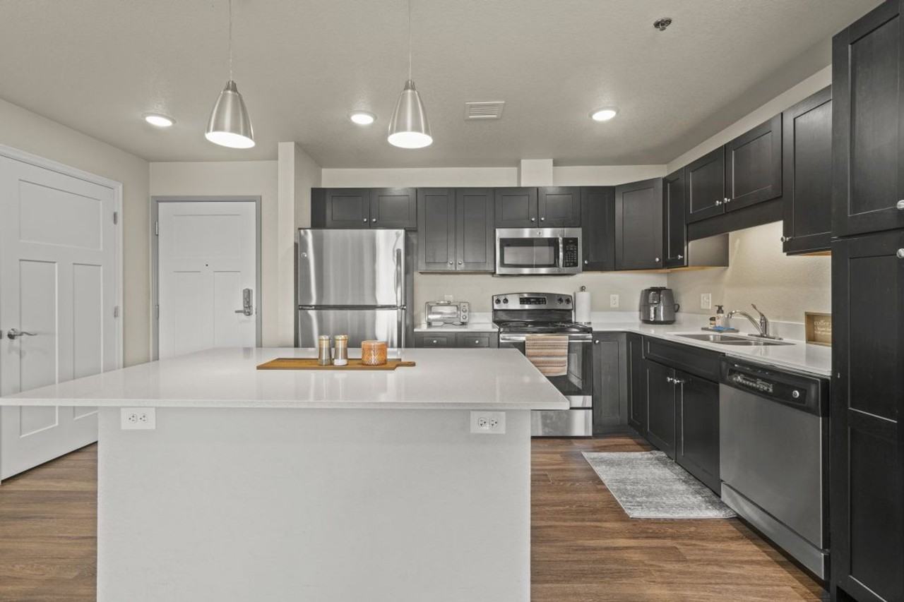 Grand Crossing - Photo 4 of 38