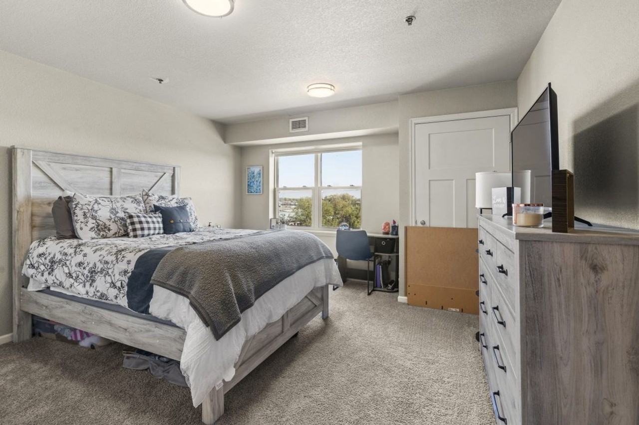 Grand Crossing - Photo 5 of 38