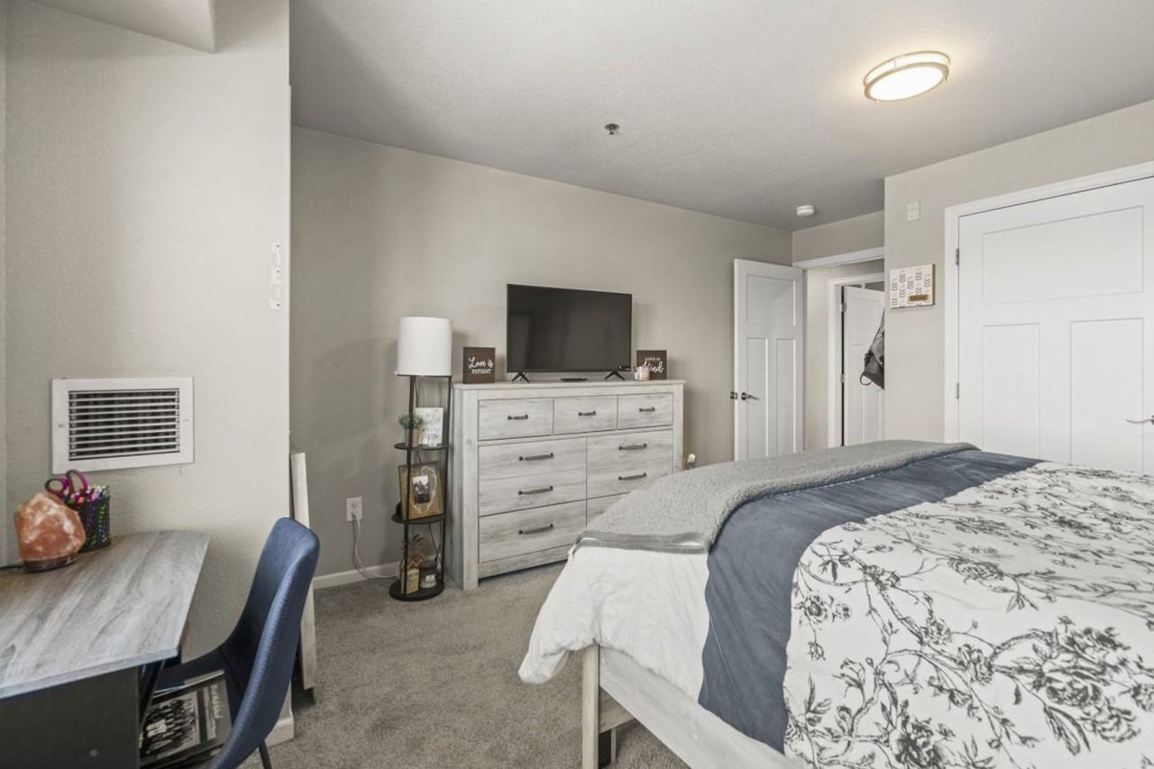 Grand Crossing - Photo 7 of 38