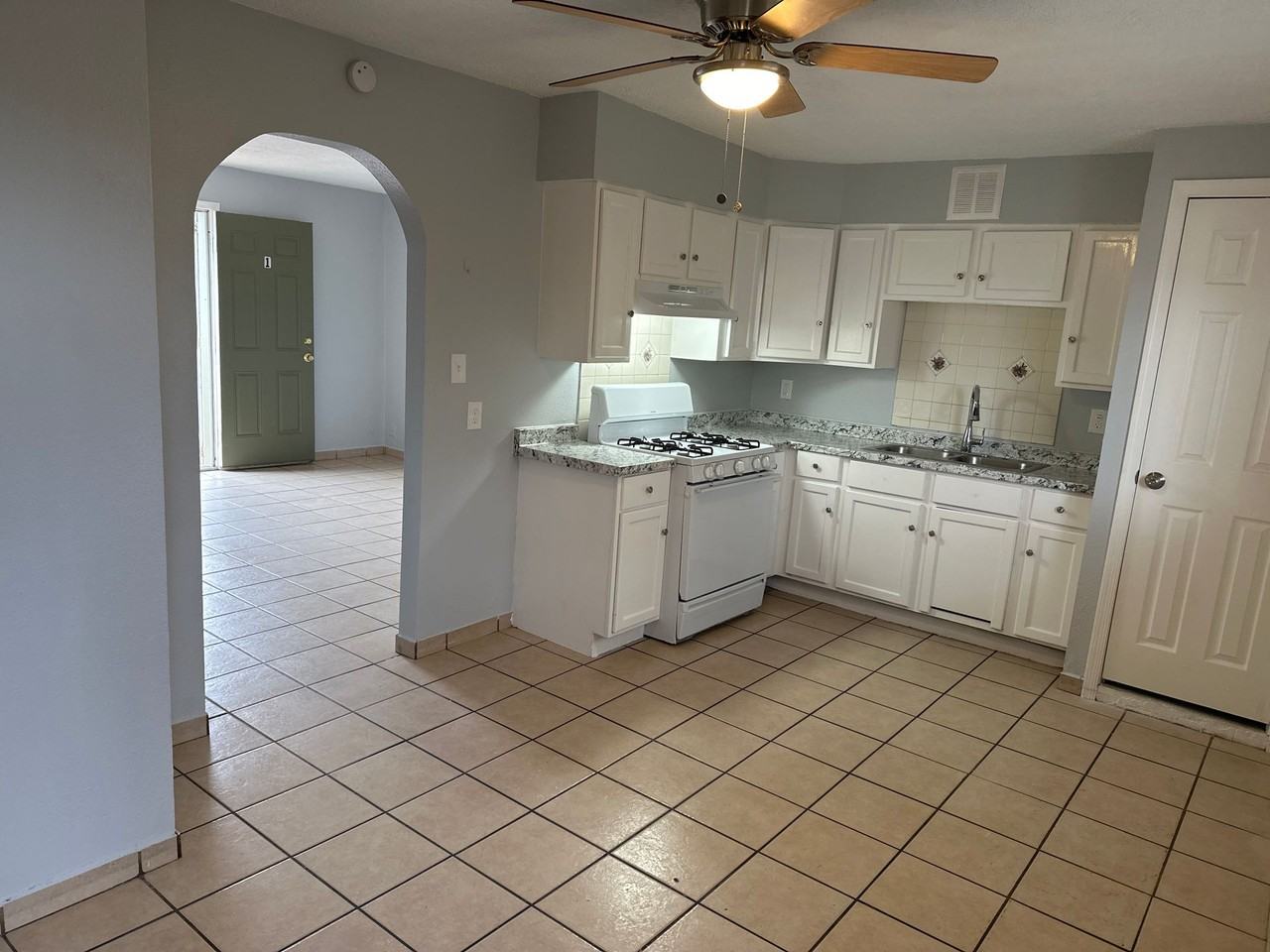 328 Rhode Island (New) St NE - Photo 3 of 20