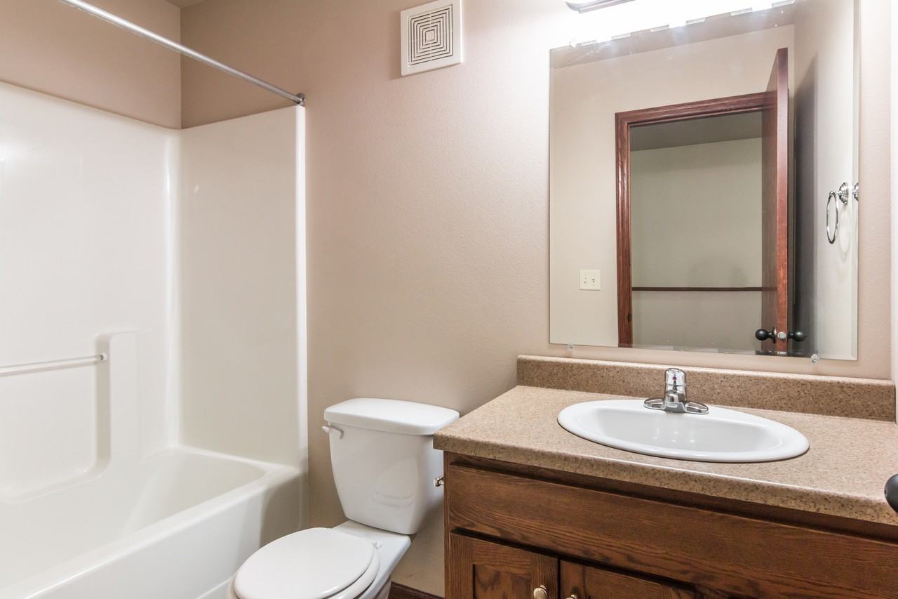 Willow Creek Townhomes and Apartments - Photo 7 of 19