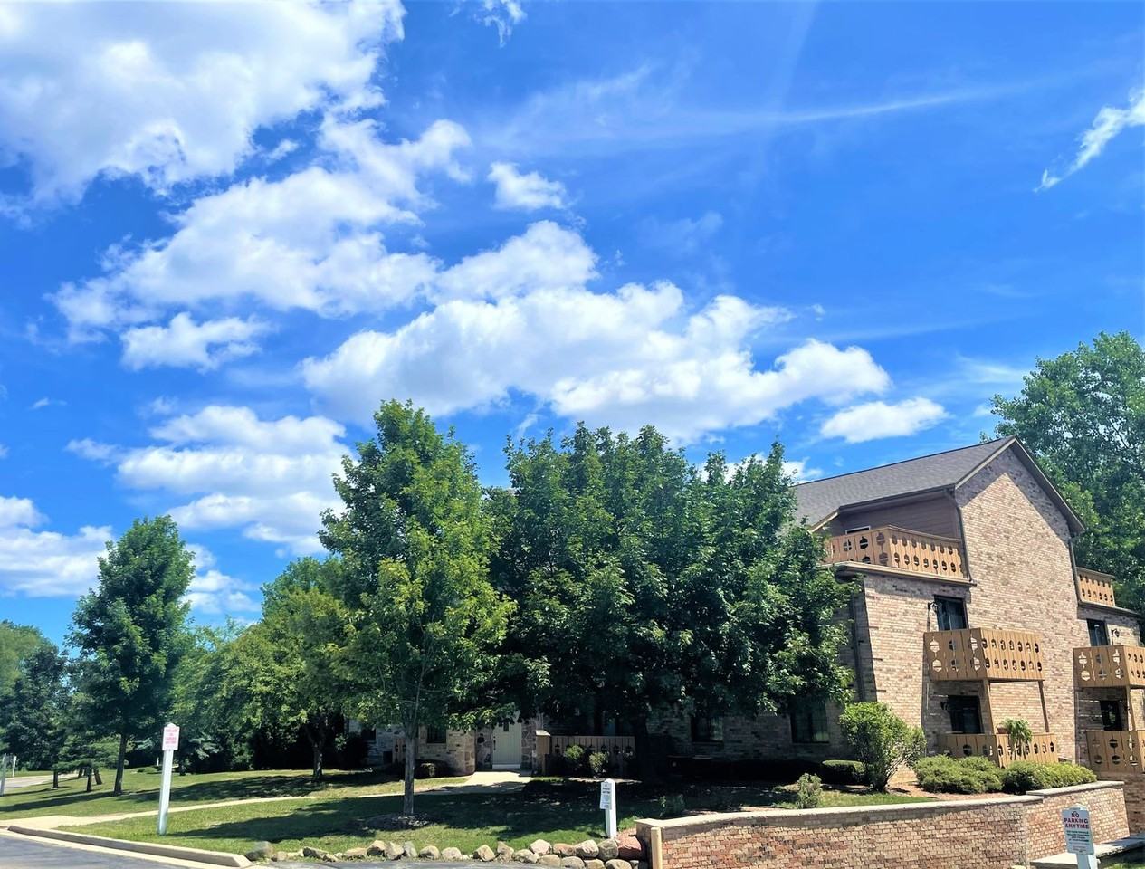 Parkwood Lake Apartments - Photo 4 of 7