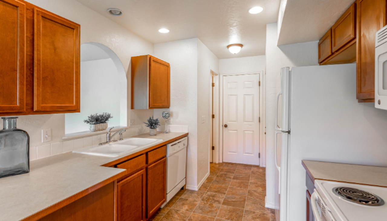 Beautiful 3 Bed, 2.5 Bath Duplex Homes - Photo 3 of 16