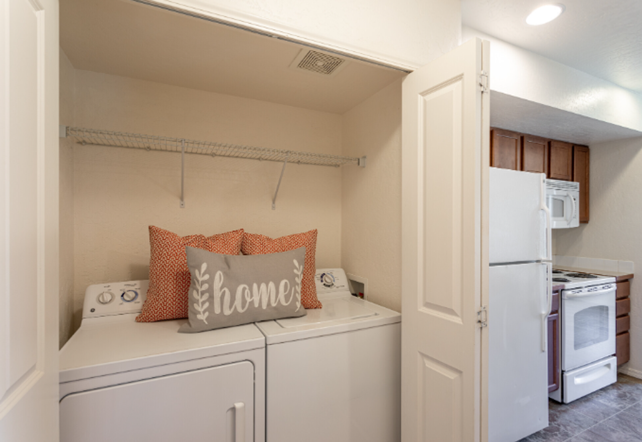 Beautiful 3 Bed, 2.5 Bath Duplex Homes - Photo 4 of 16