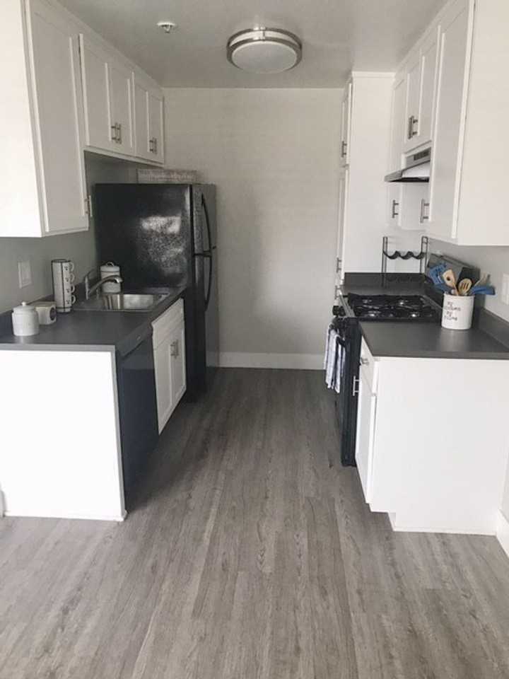 Little Roscoe Apartments - Photo 3 of 12