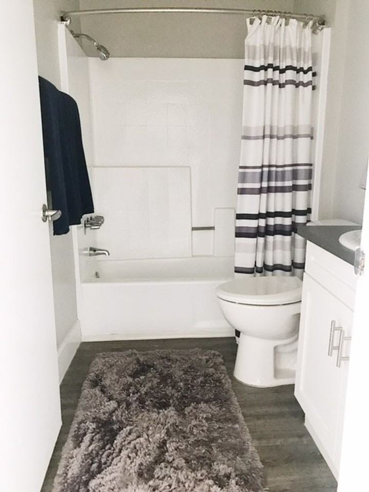 Little Roscoe Apartments - Photo 5 of 12