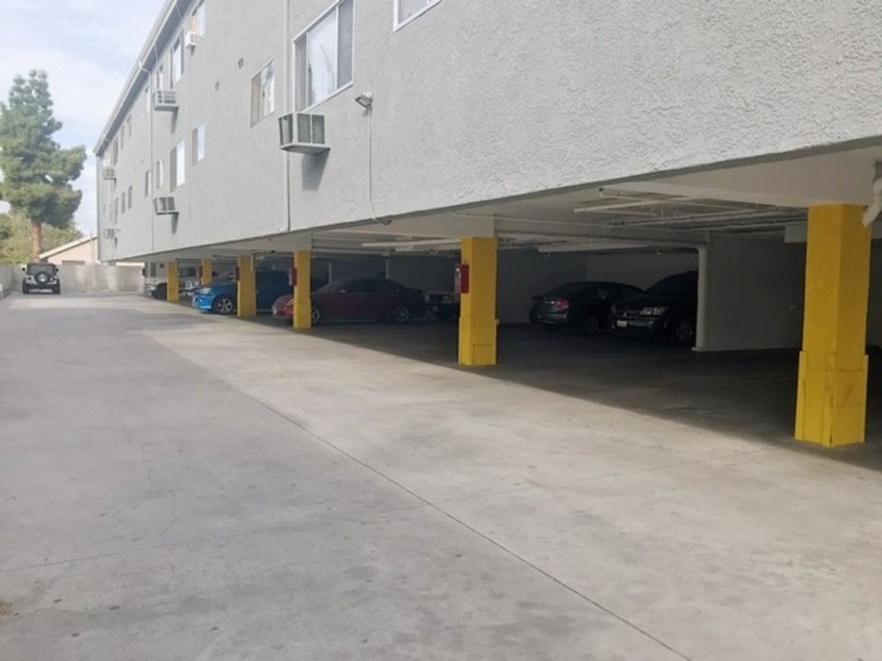 Little Roscoe Apartments - Photo 7 of 12