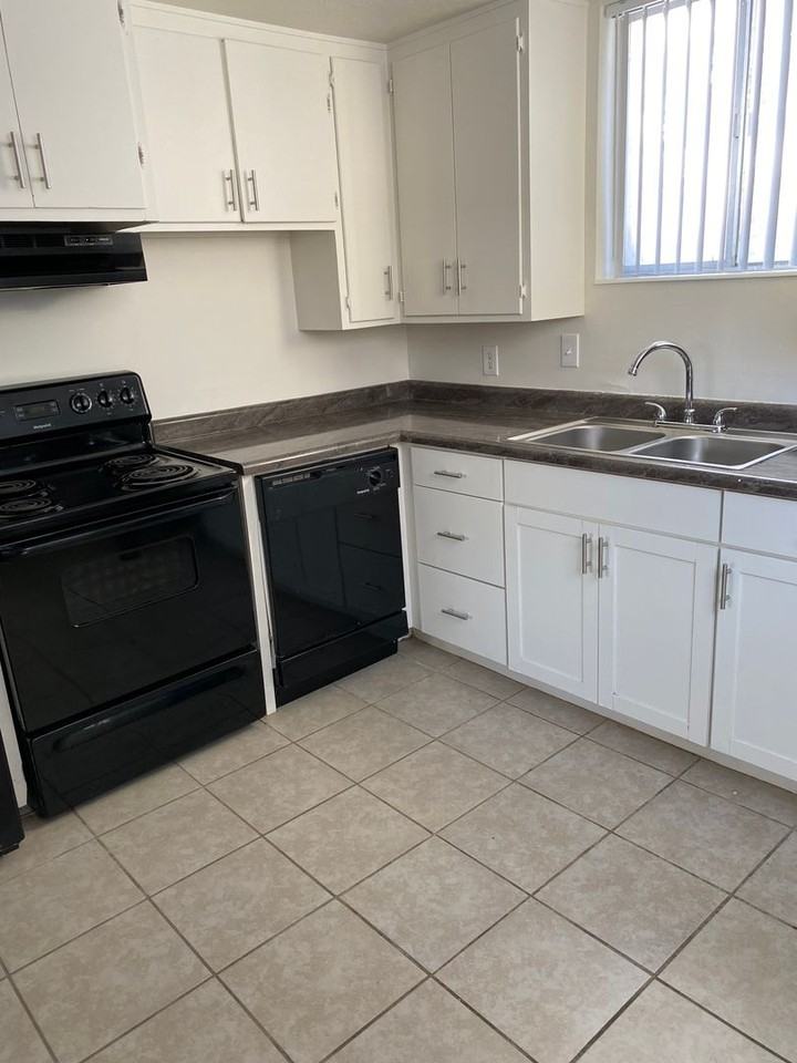 Sandy Enclave - Photo 3 of 9