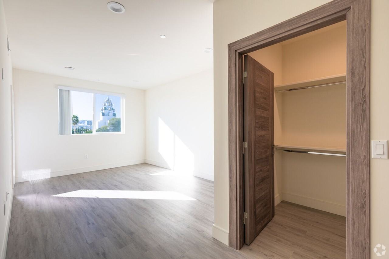 5342 Fountain Ave. - Photo 4 of 17