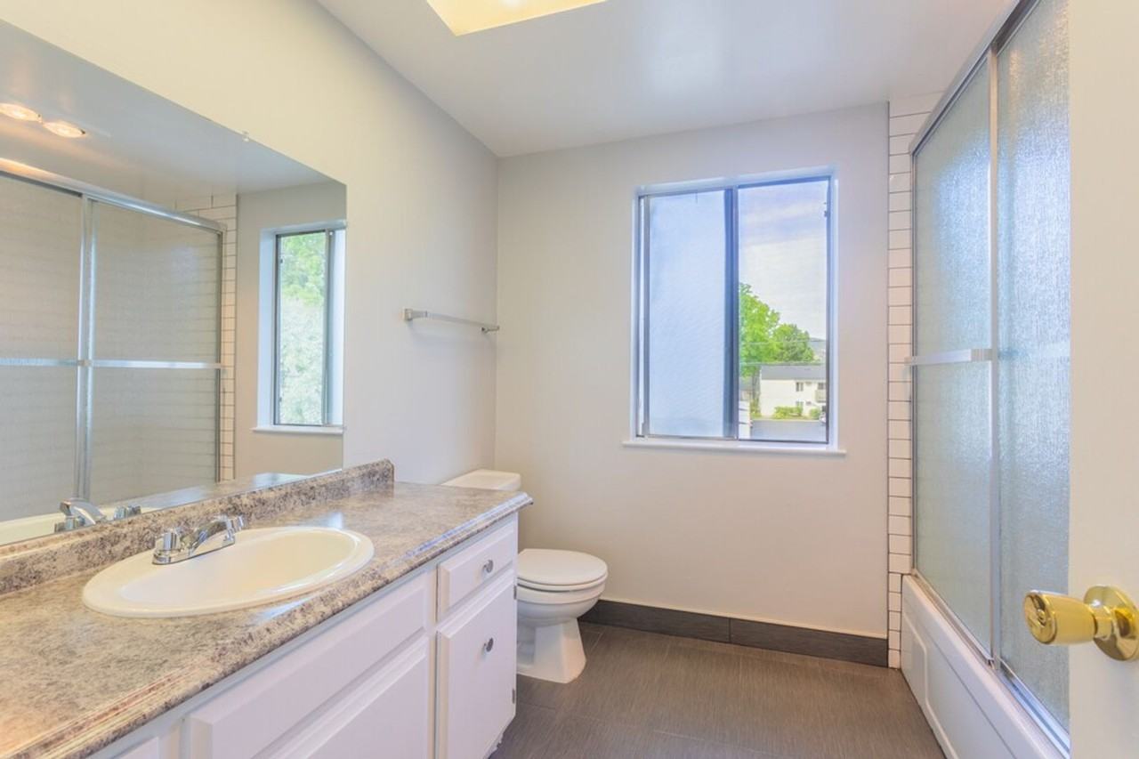 Del Coronado Apartments - Photo 6 of 11