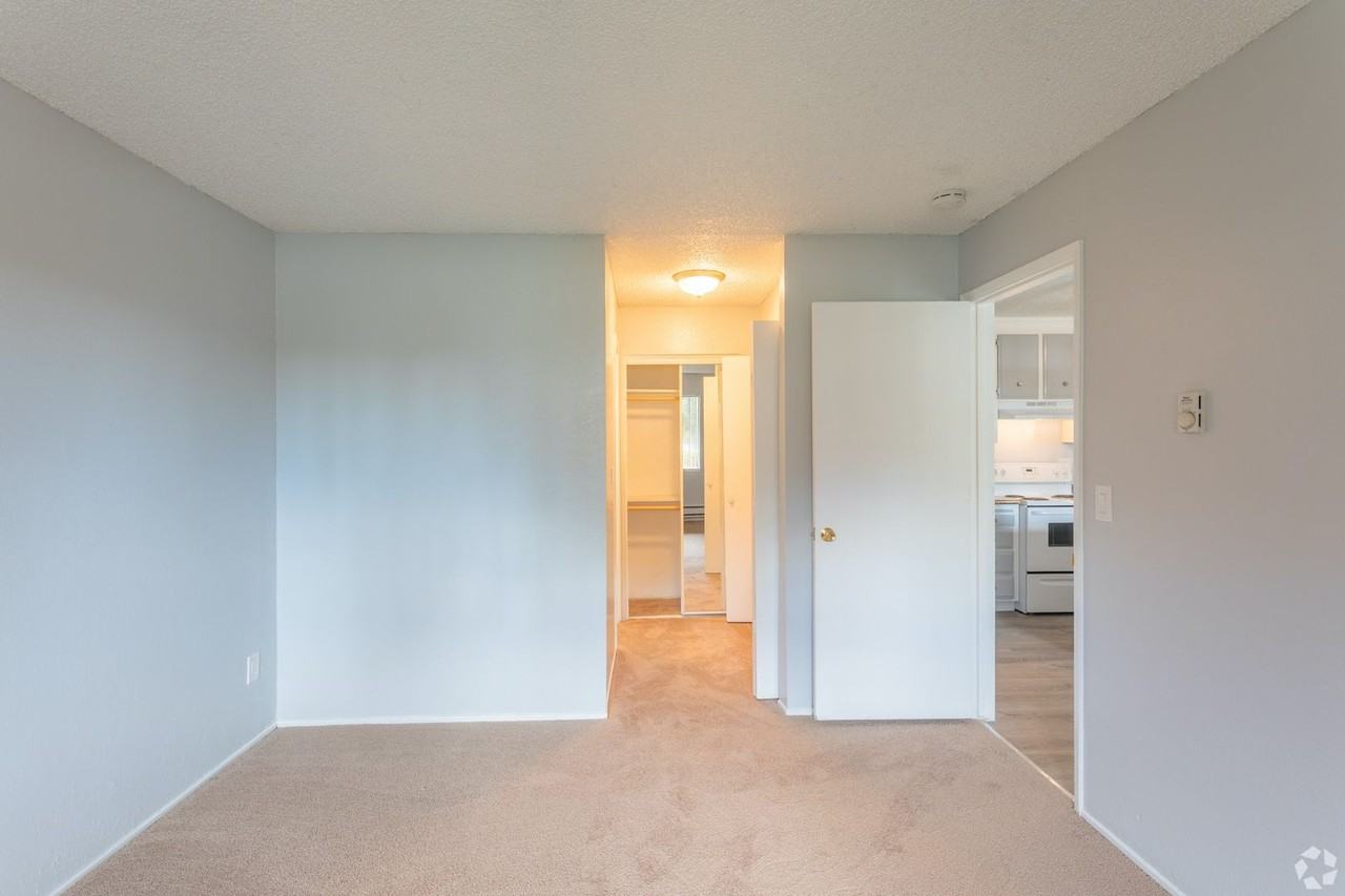 Del Coronado Apartments - Photo 6 of 28