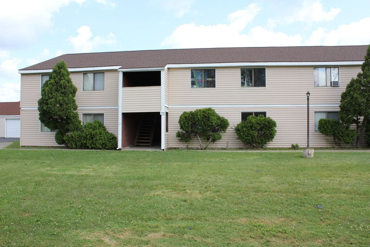 Maple Manor - Photo 2 of 12