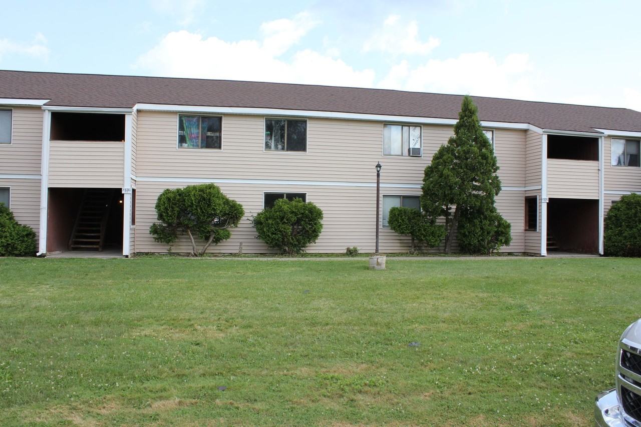 Maple Manor - Photo 4 of 12