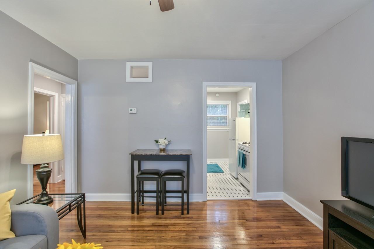 910 Hillcrest - Photo 4 of 22