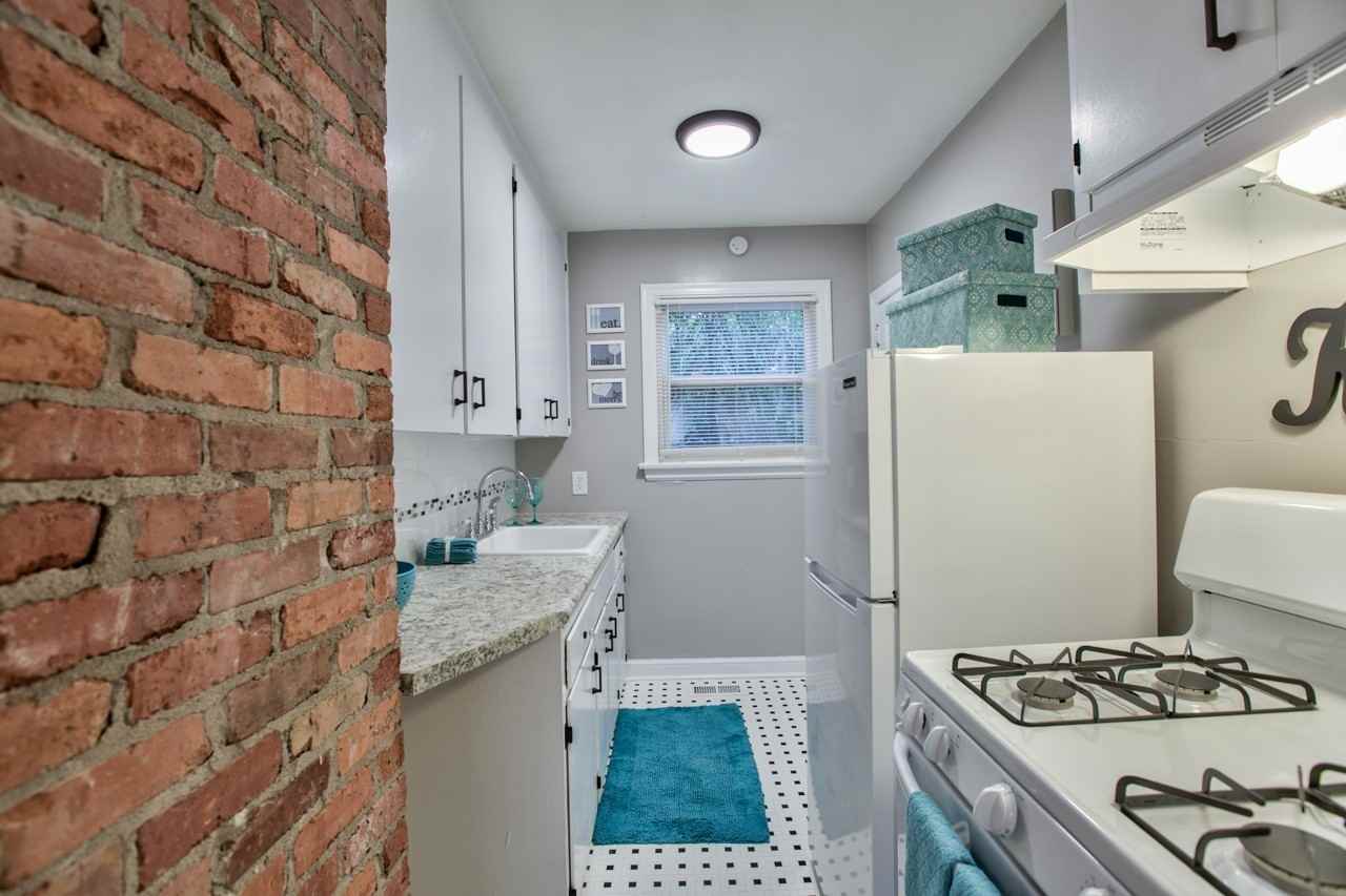 910 Hillcrest - Photo 5 of 22