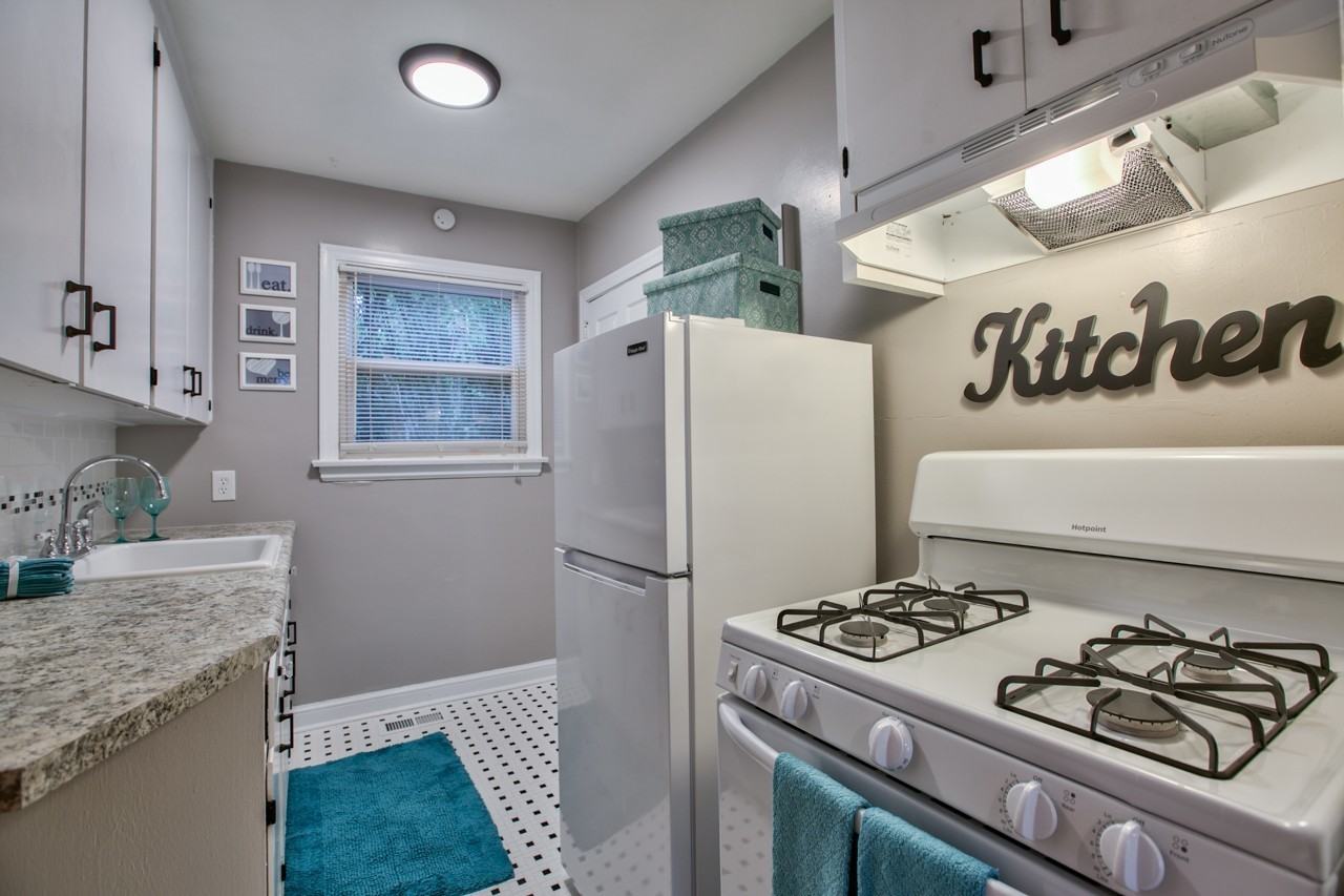 910 Hillcrest - Photo 6 of 22