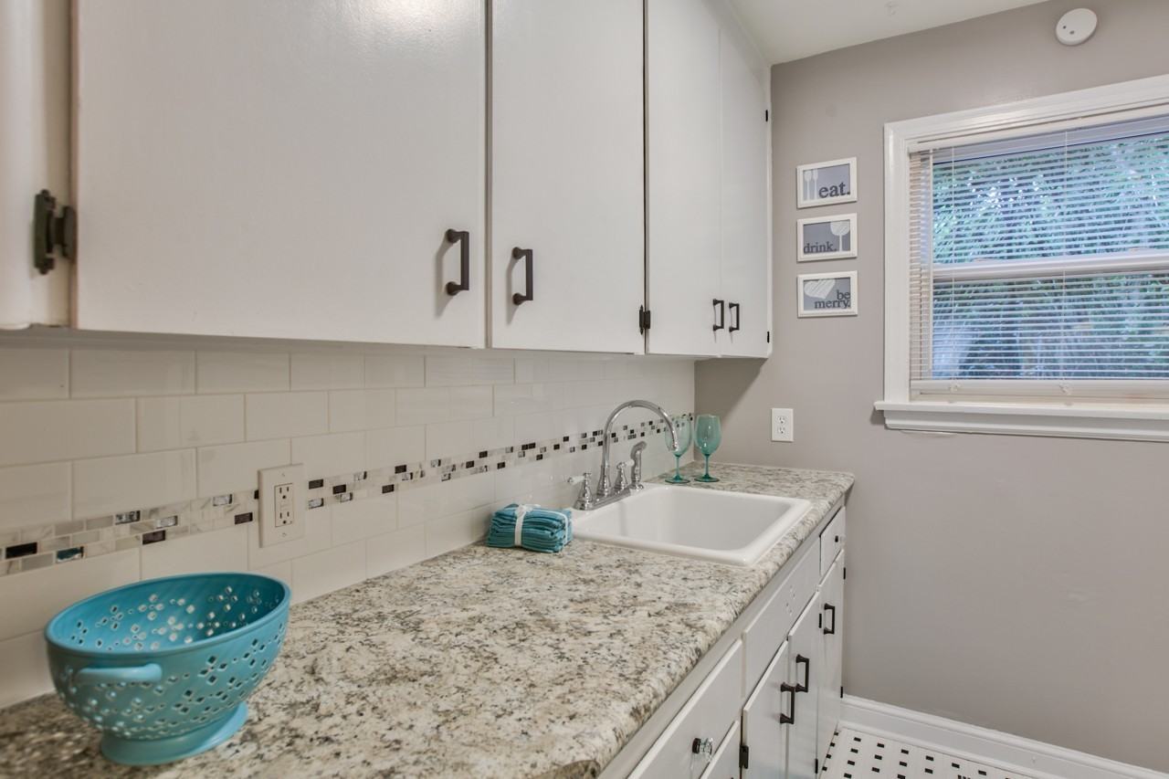 910 Hillcrest - Photo 7 of 22