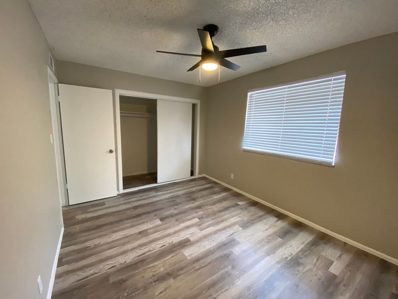 Gorgeous Townhouse with Private Yard and Washer and Dryer Available! - Photo 3 of 13