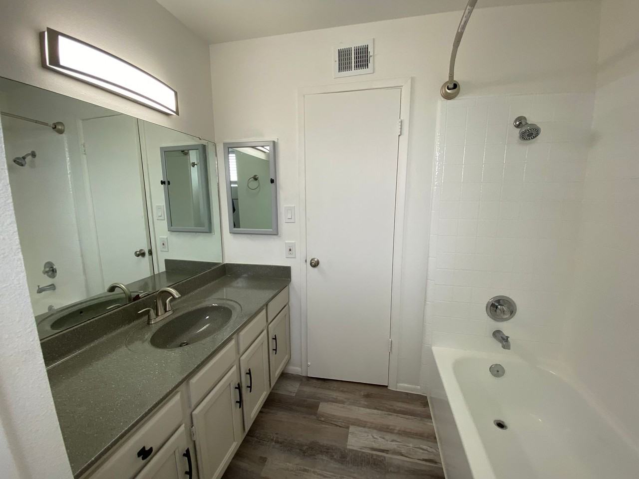 Gorgeous Townhouse with Private Yard and Washer and Dryer Available! - Photo 4 of 13