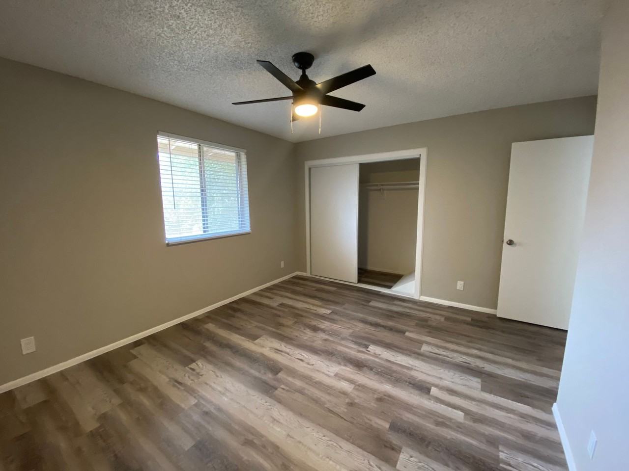 Gorgeous Townhouse with Private Yard and Washer and Dryer Available! - Photo 6 of 13