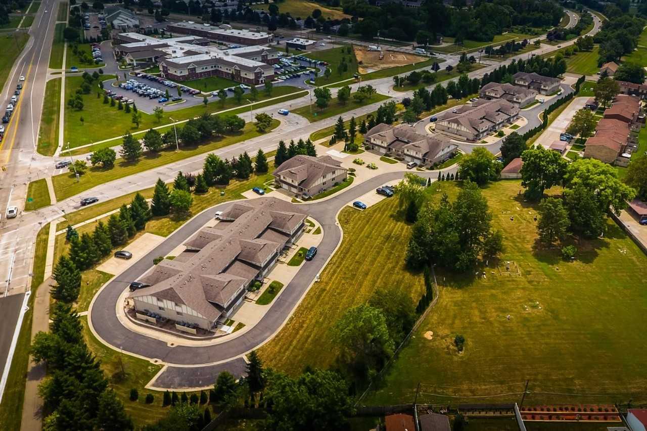 2 Bed / 2 Bath Sterling Heights Townhome - Photo 4 of 14