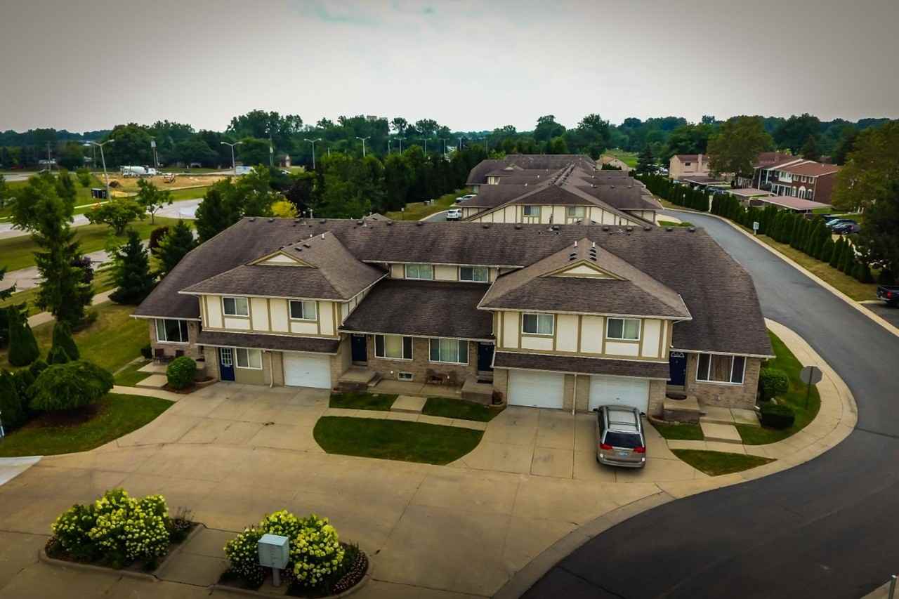 2 Bed / 2 Bath Sterling Heights Townhome - Photo 5 of 14