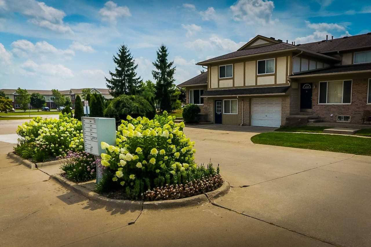 2 Bed / 2 Bath Sterling Heights Townhome - Photo 7 of 14