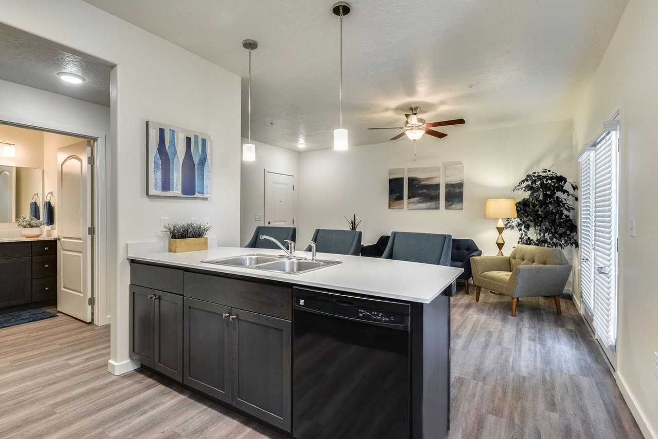 Great location 2 bed 2 bath apartment available in Nampa! - Photo 3 of 27