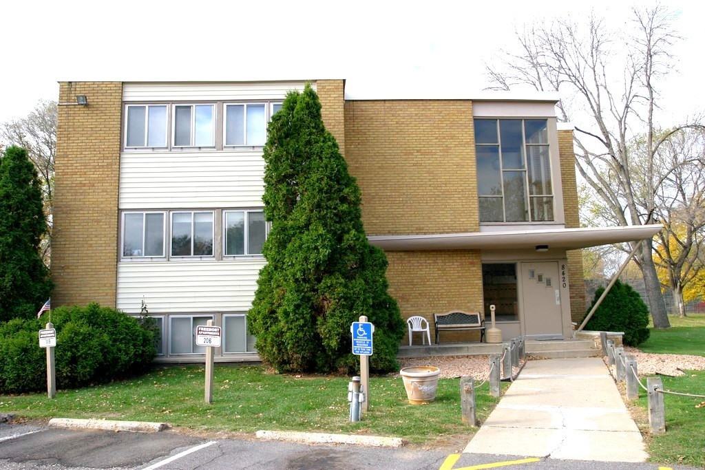 Premier Properties - 8420 - Photo 4 of 17