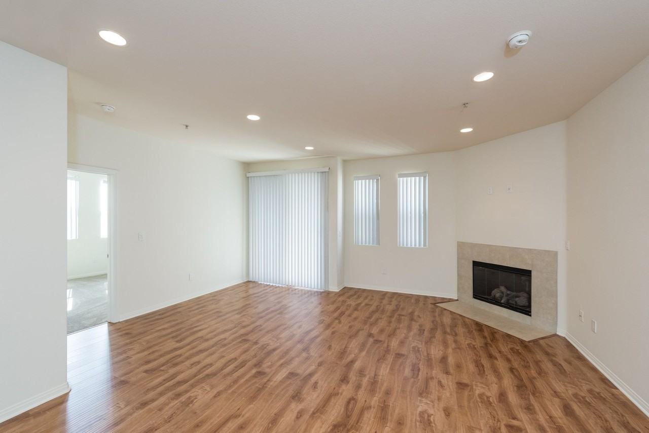 Glenoaks Villas - Photo 2 of 15