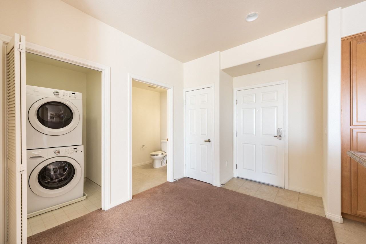 Glenoaks Villas - Photo 5 of 15