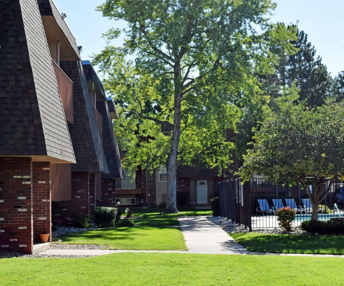 Monaco Parkway Apartments - Photo 6 of 31