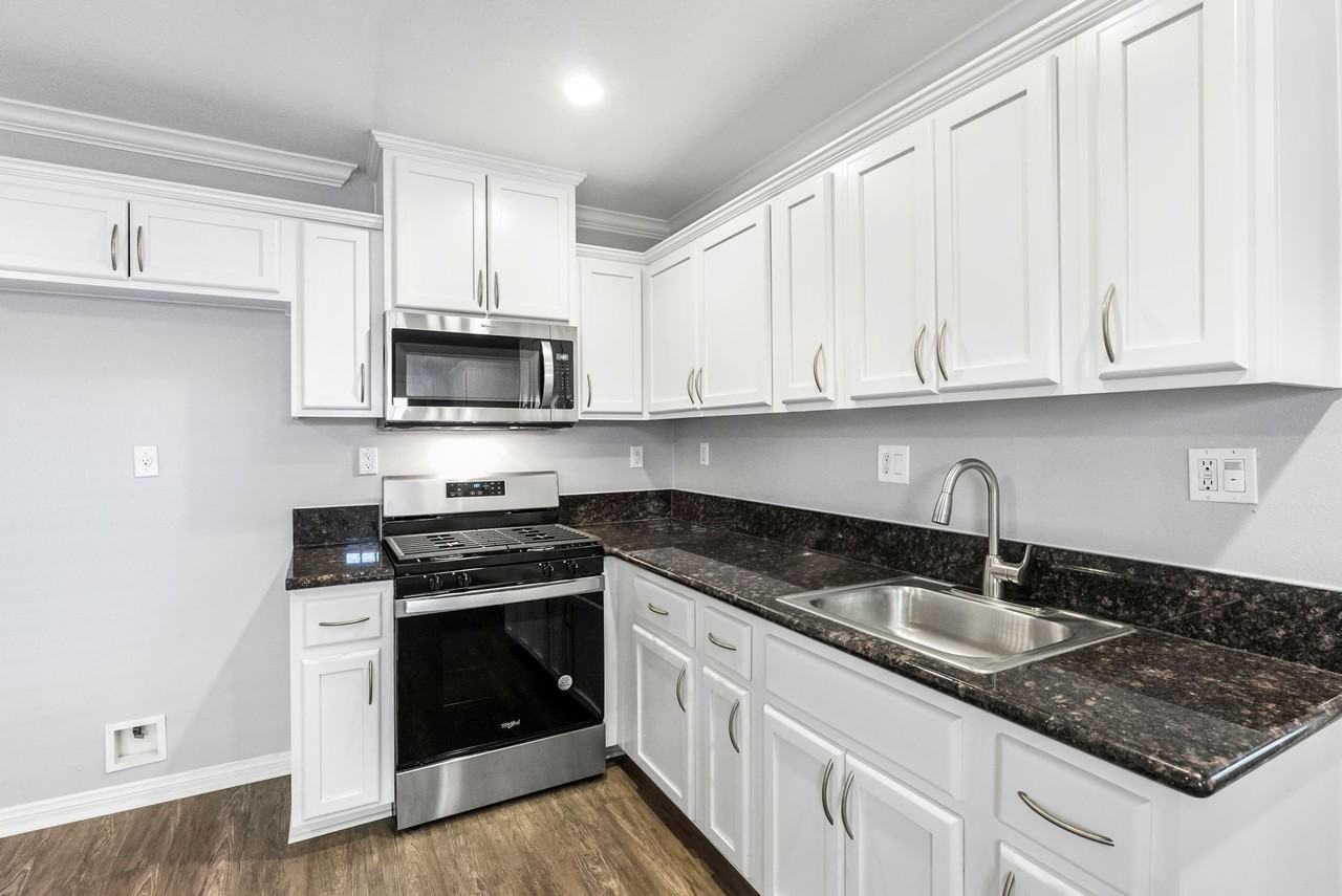 California Palms Apartments - Photo 4 of 41