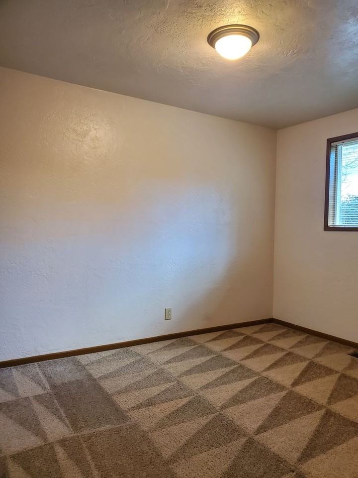 085-Applewood Apartments - Photo 7 of 15