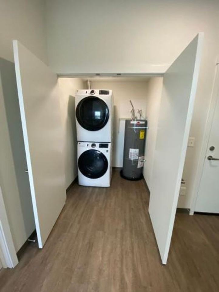 206- 990 Broadway Apartment Homes - Photo 5 of 27